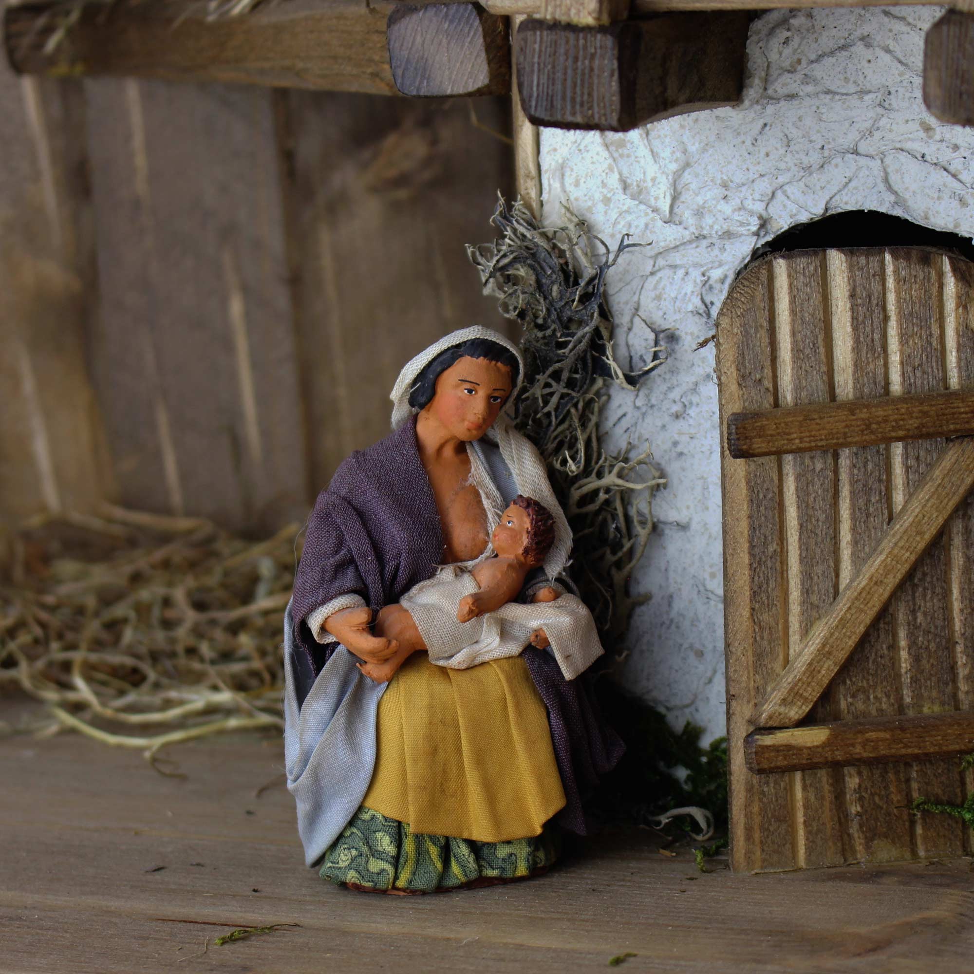 Stillende Frau 12 cm aus Ton/Stoff kaufen