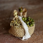 Sack mit grünen Oliven und Getreide