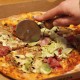 Pizzaschneider mit Griff aus Olivenholz