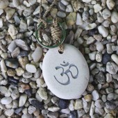 Schlüsselanhänger aus Stein mit Gravur OM Yoga