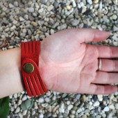 Armband aus Recycling-Leder in rot Tira aus Indien