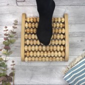 Fußmassage Gerät aus Holz mit Rollen, asymmetrisch