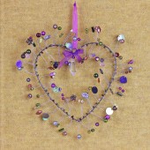 Handgemachte Fensterdeko Perlenherz violett