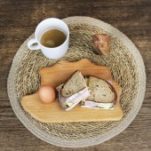 Frühstücksbrettchen aus Holz mit Tiermotiv Igel