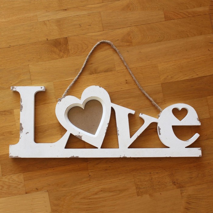 "Love"-Hänger m. Rupfenband aus Holz