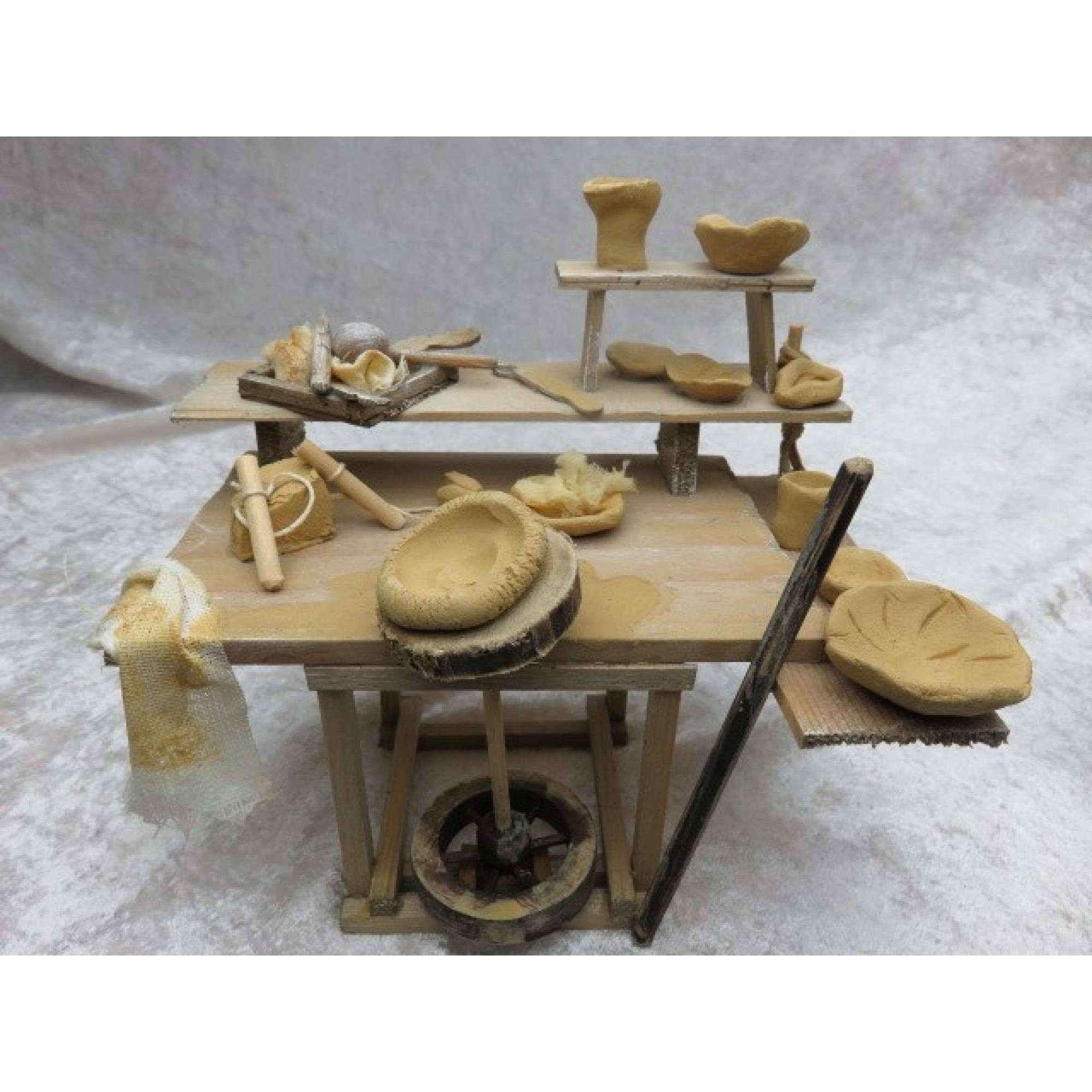 Töpferscheibe, Töpfertisch gefüll