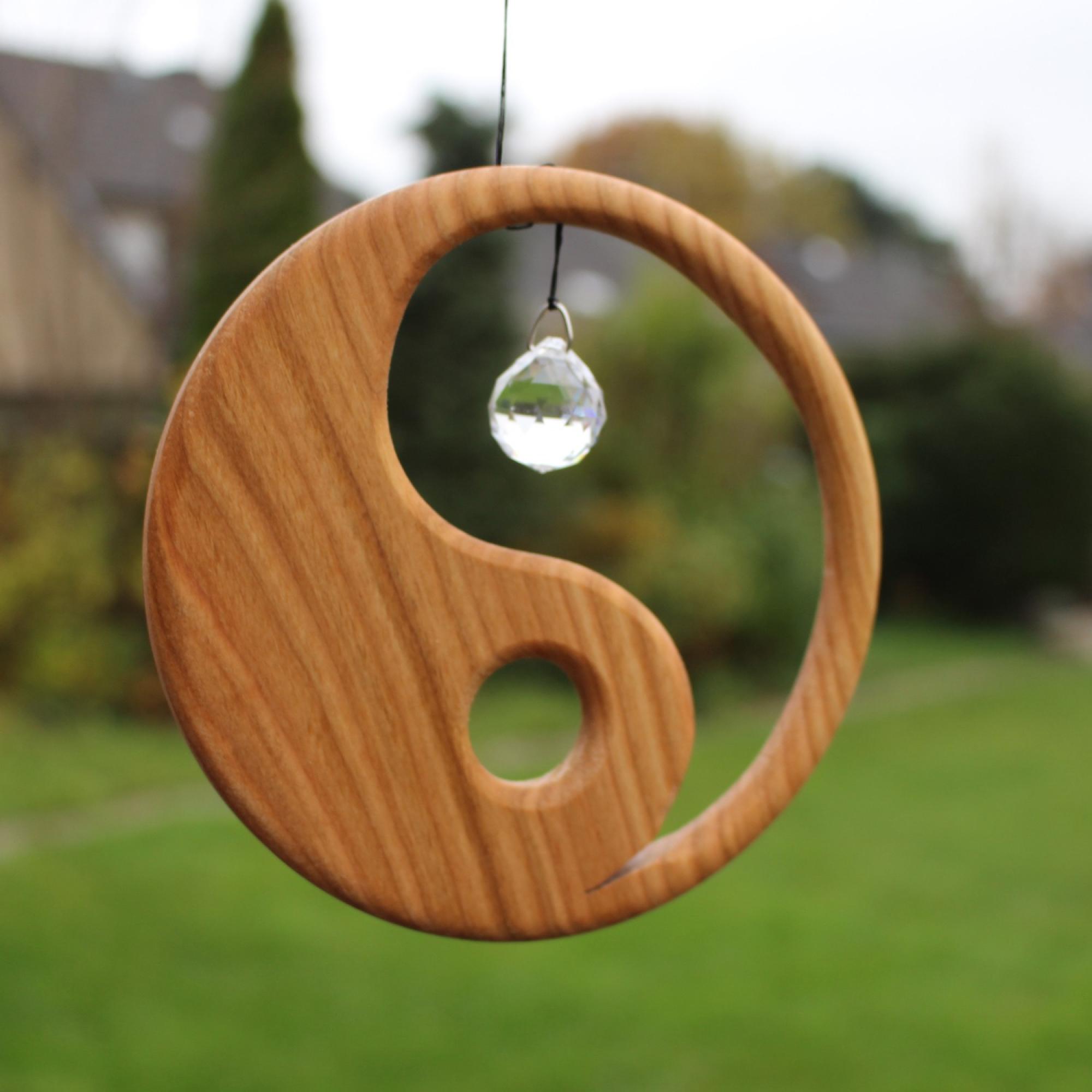 Fensterdeko aus Holz Yin Yang mit Kristall kaufen